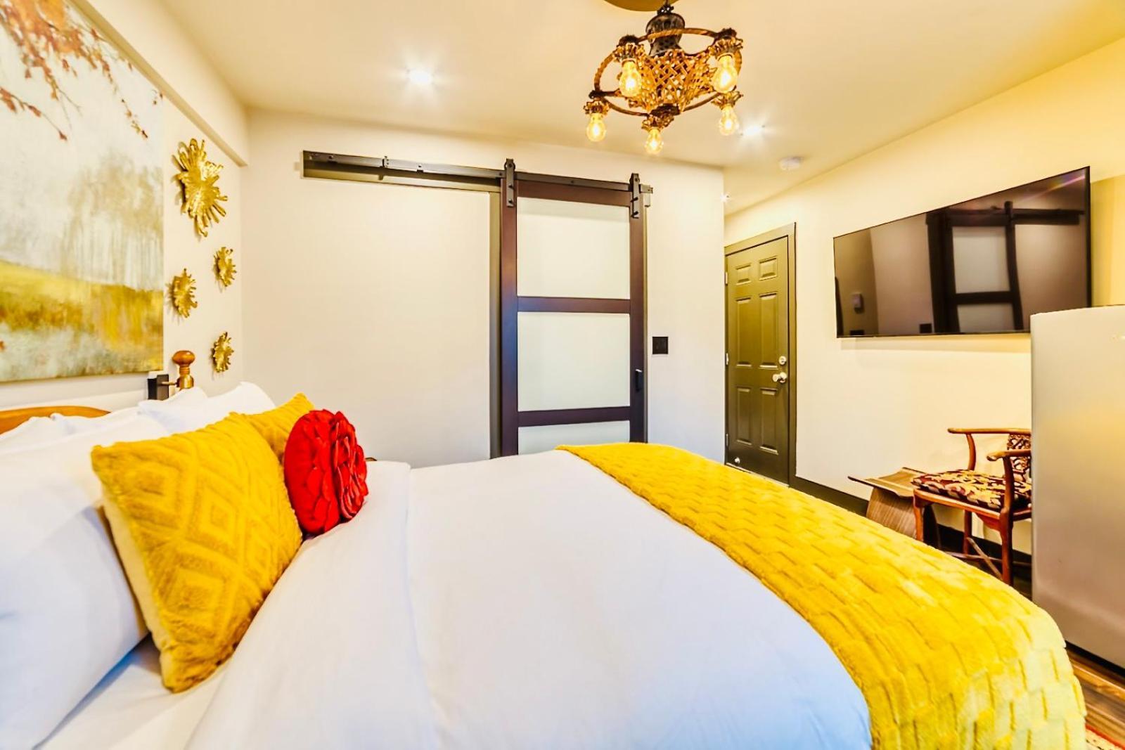 Neocolonial Nouveau Kensington Vacation Home Ванкувър Екстериор снимка